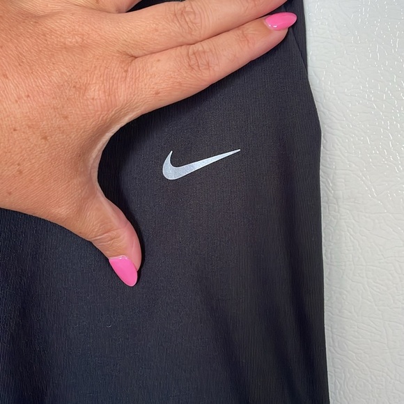 Nike Womens NWT Medium Black Crop Leggings - Picture 2 of 5